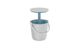 Widok z przodu na otwarty barek w kolorze jasnoszarym z niebieskim wnętrzem i podniesionym blatem, który służy jako mały stolik.