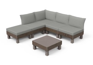 Modułowy narożnik ogrodowy Elements Walnut Green ze stolikiem kawowym i szarymi poduszkami.
