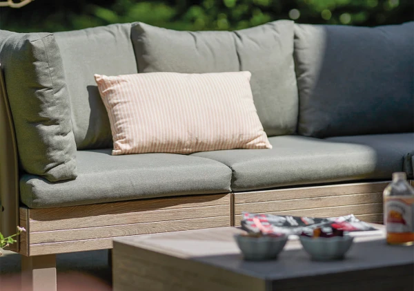 Meble ogrodowe Elements Walnut Green – zielone poduszki i drewniany stelaż, widok z boku.