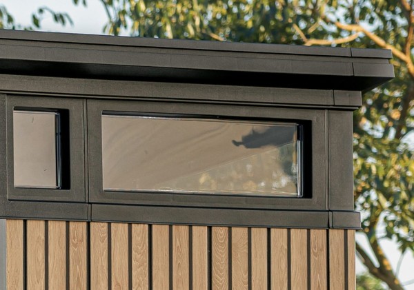 Zbliżenie na górny detal domku narzędziowego Penthouse Signature Venetian Brown z okienkiem pod dachem.