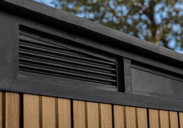 Zbliżenie na czarną kratkę wentylacyjną domku narzędziowego Penthouse Signature w kolorze Venetian Brown.