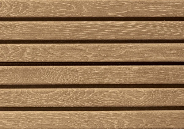 Zbliżenie na fakturę drewnopodobnych paneli domku narzędziowego Penthouse Signature 9x7 Venetian Brown.