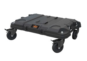 Czarna platforma transportowa ROC Pro Gear 2.0 na skrętnych kółkach, widok z przodu z ukosa.