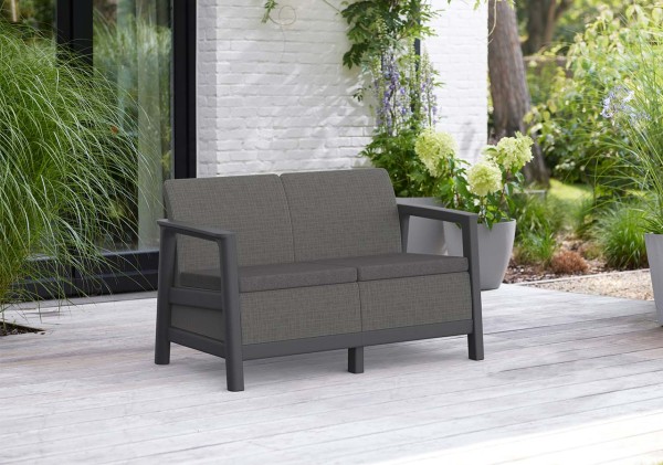 Dwuosobowa grafitowa sofa ogrodowa Scandi Linea z szarymi poduszkami, widok z przodu.