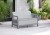 Popielato-szara dwuosobowa sofa ogrodowa Scandi Linea z poduszkami na drewnianym tarasie.