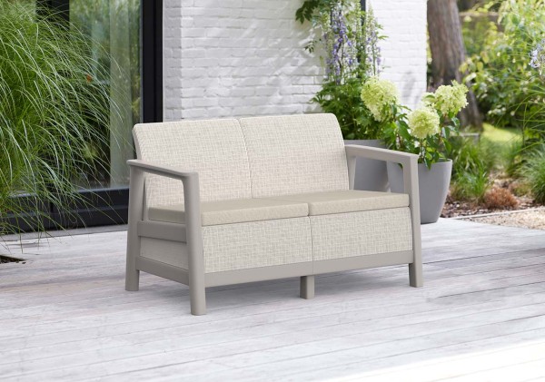 Popielato-jasnobeżowa sofa 2-osobowa Scandi Linea z plecionym wykończeniem, ujęcie z przodu na tarasie.