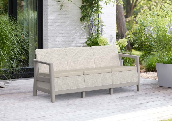 Popielata sofa 3-osobowa Scandi Linea z jasno beżowymi poduszkami na drewnianym tarasie.
