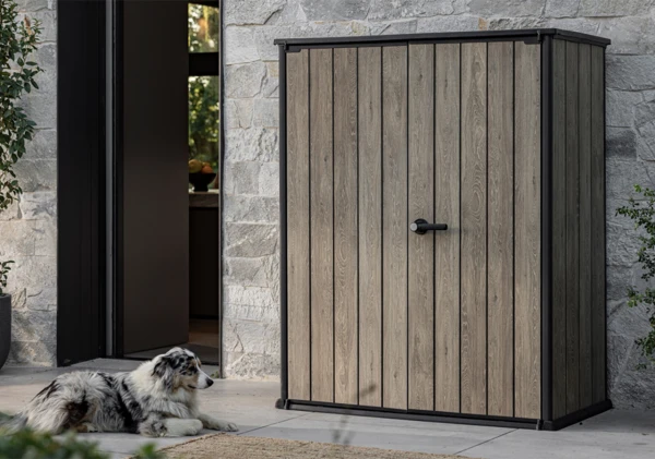 Zamknięty schowek ogrodowy Deco 1400 L Ashwood z czarną klamką, ujęcie od przodu.