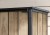 Zbliżenie na czarny narożnik i jasne panele Ashwood zamkniętego schowka ogrodowego Deco 1400 L.
