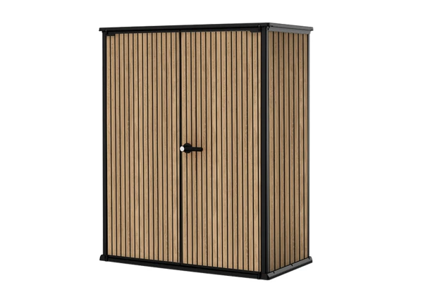 Zamknięty schowek ogrodowy Deco Venetian Brown z lamelami i czarną ramą, ujęcie z ukosa.