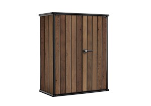 Zamknięty orzechowy schowek ogrodowy Deco 1400 L z klamką, widok z przodu i boku.