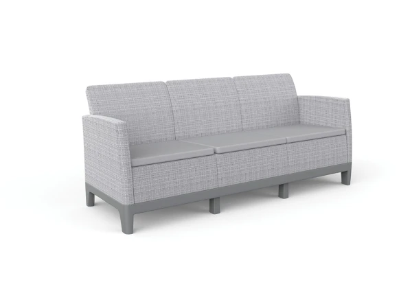 Trzyosobowa popielata sofa ogrodowa Scandi Forma, ciemnoszara podstawa, ujęcie z przodu pod kątem.