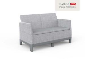 Popielata dwuosobowa sofa Scandi Forma z szarymi poduszkami i stabilną podstawą, ujęcie z przodu.