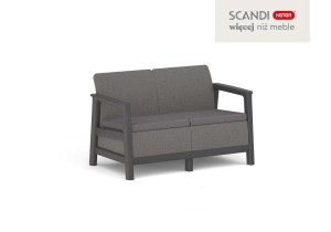 Grafitowa sofa 2-osobowa Scandi Linea z szarymi poduszkami w ujęciu z przodu i boku.