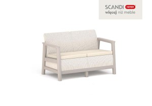 Dwuosobowa sofa Scandi Linea z popielatą ramą i jasno beżowymi poduszkami, ujęcie z przodu.
