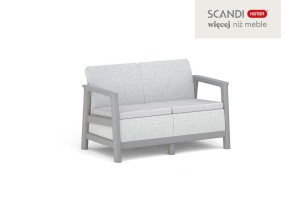 Dwuosobowa popielato-szara sofa ogrodowa Scandi Linea z jasnymi poduszkami, ujęcie z przodu.