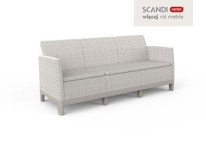 Jasnobeżowa sofa 3-osobowa Scandi Forma z popielatą podstawą i poduszkami, widok pod kątem.
