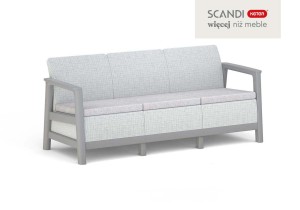 Popielata sofa 3-osobowa Scandi Linea z szarą ramą i poduszkami, ujęcie z ukosa.
