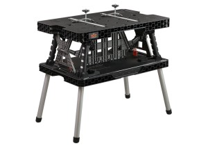 Rozłożony czarno-srebrny stół warsztatowy ROC Folding Work Table 2.0 z zaciskami, widok z boku.