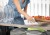 Czyszczenie stalowego blatu grafitowego barku ogrodowego Unity Chef 415L – detal z naczyniami.