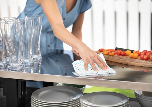 Czyszczenie stalowego blatu grafitowego barku ogrodowego Unity Chef 415L – detal z naczyniami.