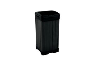 Wysoki, prostokątny kosz z tworzywa sztucznego w ciemnoszarym kolorze, z pionowymi żłobieniami na ściankach, zamkniętą pokrywą i uchwytami po bokach, widok z przodu na białym tle.