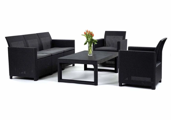 Czarny zestaw mebli ogrodowych z technorattanu: trzyosobowa sofa, dwa fotele i prostokątny stół.