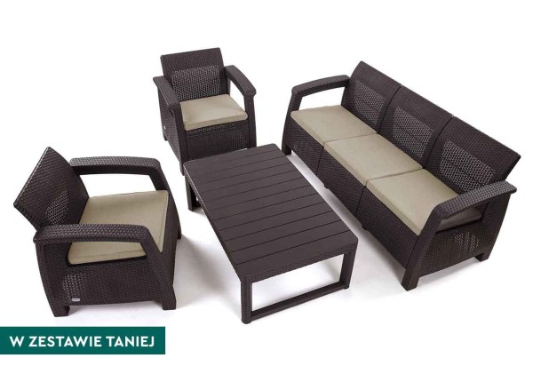 Brązowy zestaw mebli ogrodowych: 3-osobowa sofa, dwa fotele z beżowymi poduszkami i stół.