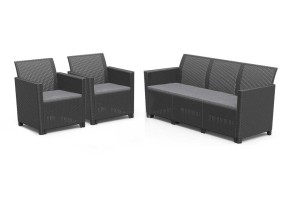 Ciemnoszary technorattanowy zestaw mebli ogrodowych Marie: dwa fotele i trzyosobowa sofa z poduszkami.