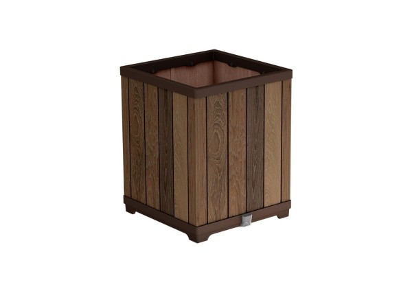 Wysoka, kwadratowa donica Decocoat w kolorze Walnut z pionowych desek, ujęcie z ukosa.