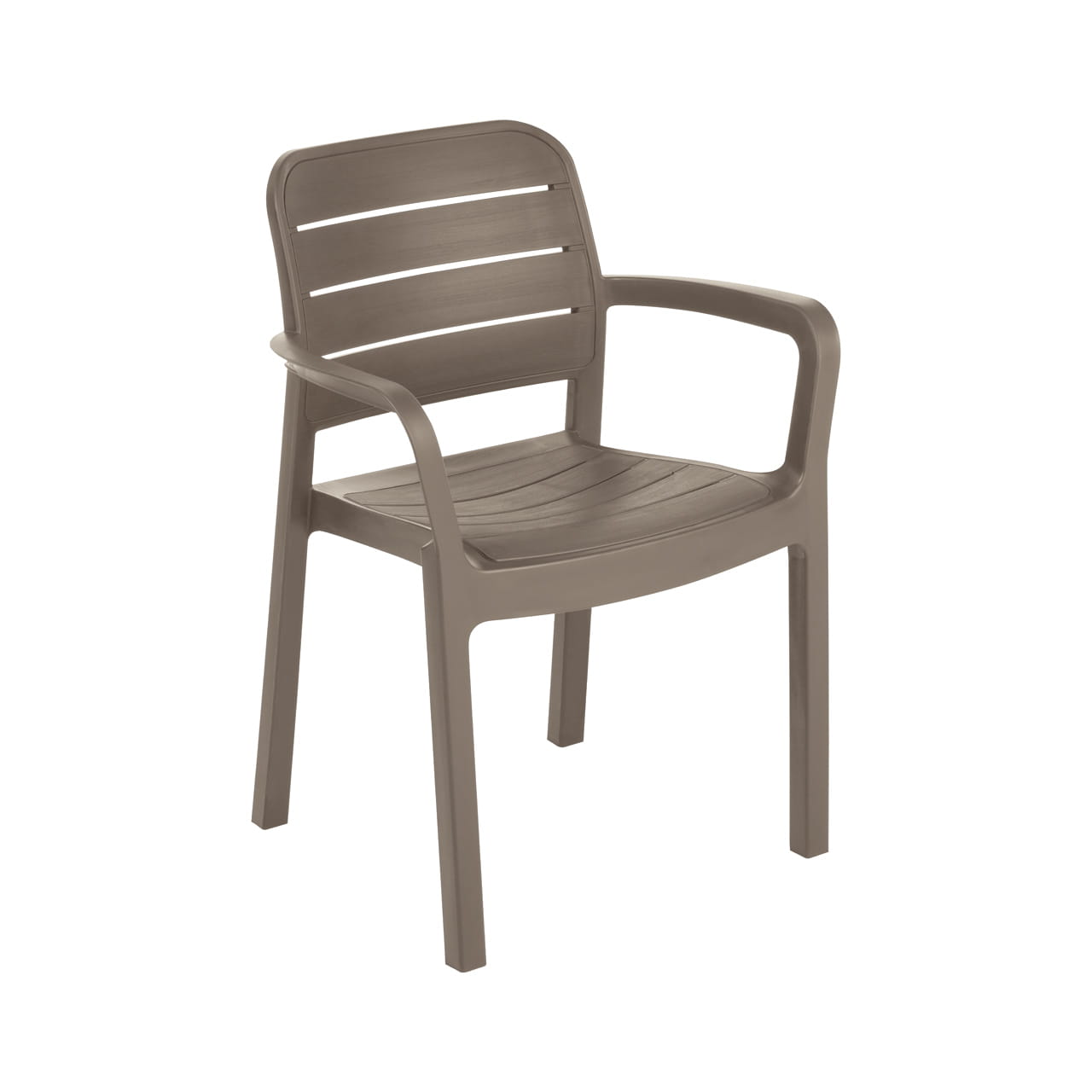 Jasnobrązowe krzesło ogrodowe z tworzywa sztucznego, z zaokrąglonym oparciem z trzema poziomymi żłobieniami i podłokietnikami, widok z przodu na białym tle.