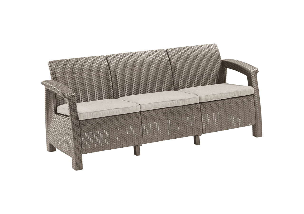 Sofa ogrodowa z tworzywa sztucznego w kolorze jasnobrązowym z jasnymi poduszkami, o splocie przypominającym rattan; widok z przodu na białym tle.