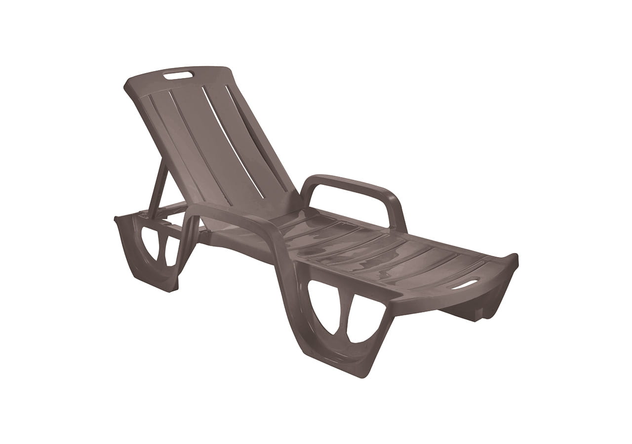 Leżak ogrodowy w odcieniu brązu, wykonany z tworzywa sztucznego, z regulowanym oparciem, podłokietnikami i ażurowymi nogami; widok z przodu na białym tle.