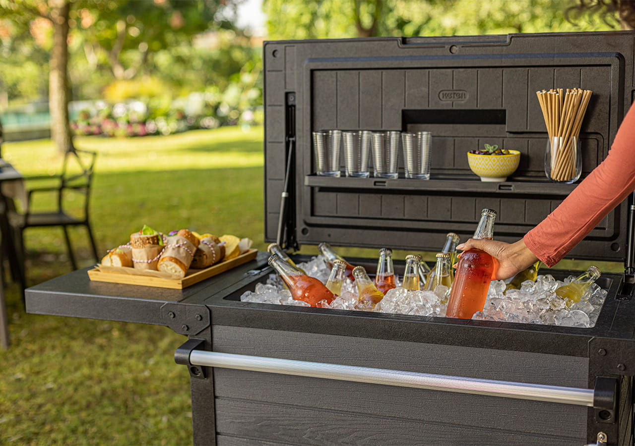 Zimne napoje zawsze pod ręką przy grillu - bez biegania do lodówki